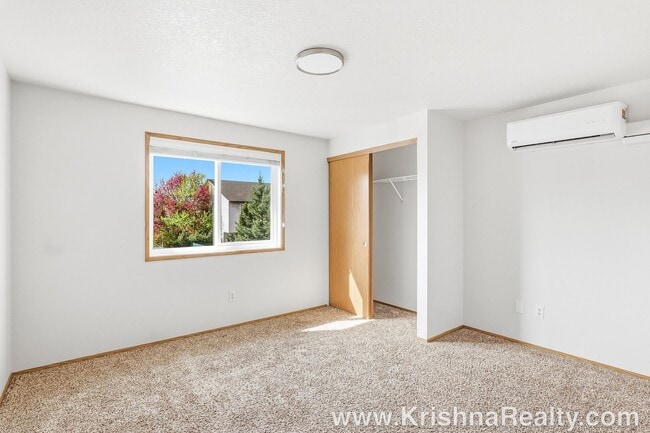 Building Photo - Modern 3 BD | 2.5 BA | 1,476 SF | 1-Car Garage | Solar Panels | Mountain View Community