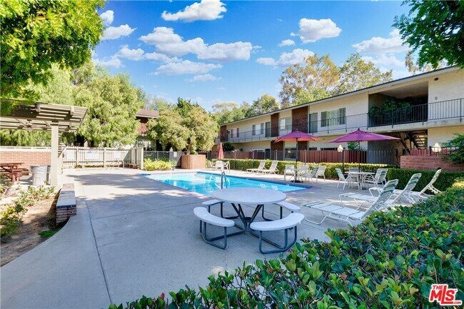 Building Photo - 991 S Idaho St