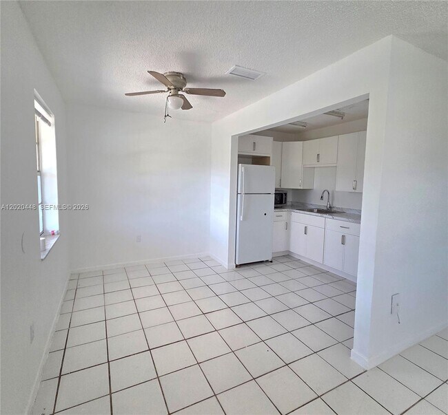 Building Photo - 4030 SW 61st Ave