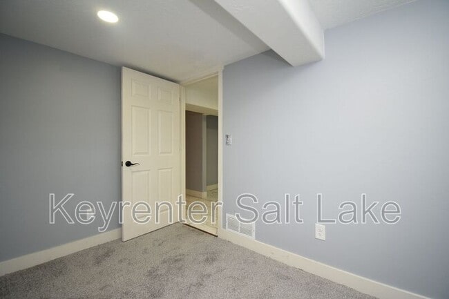 Building Photo - 33 E Cleveland Ave