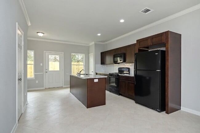 Building Photo - 1043 Marcolin