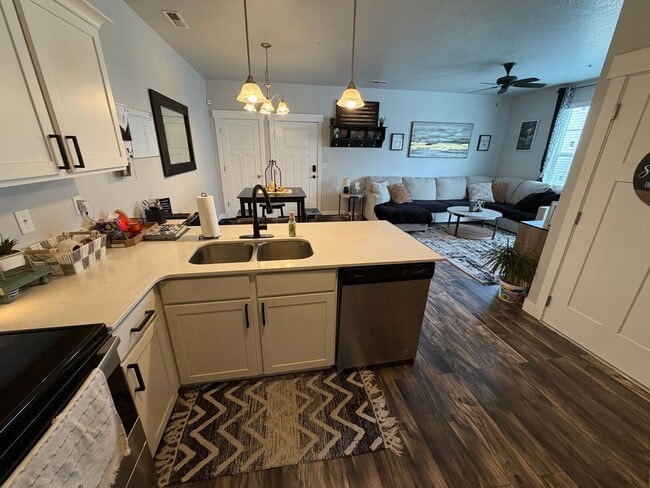 Building Photo - Beautiful 3-Bedroom Condo in Herriman! (Dog-Friendly)