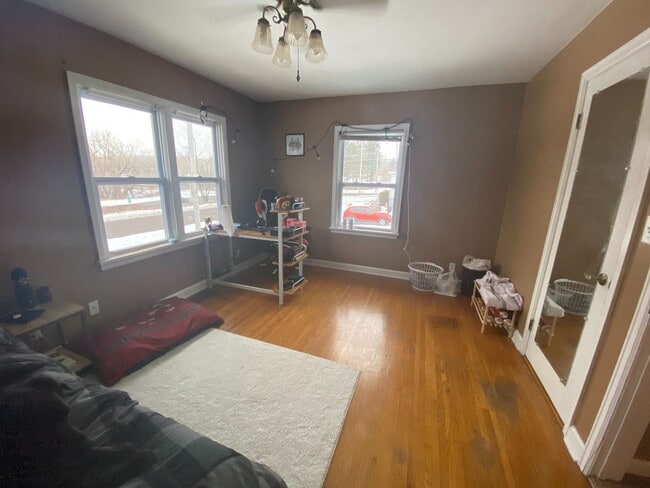 Building Photo - AVAILABLE JUNE - 5 Bed/2 Bath Home Close To Campus!