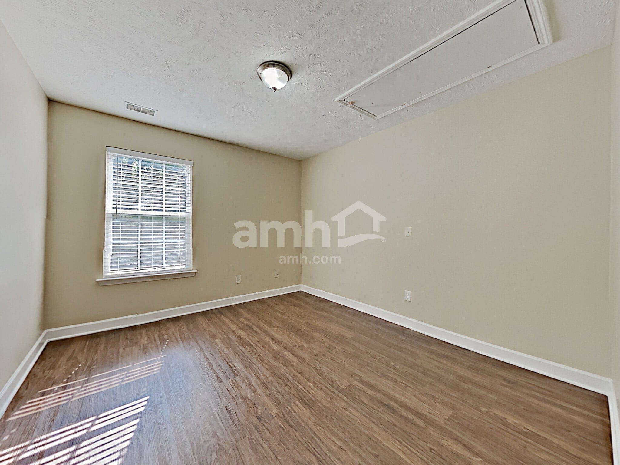 Building Photo - 8026 Meadowview Ln