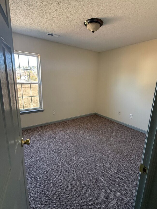 Building Photo - Country Charm