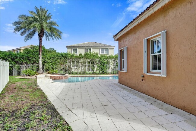 Building Photo - 1100 Chinaberry Dr