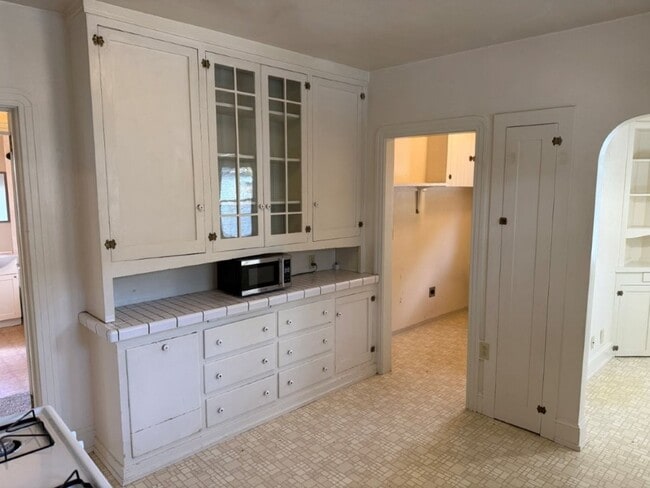 Building Photo - Rare 2 Bedroom Home Downtown Dixon *Star R...