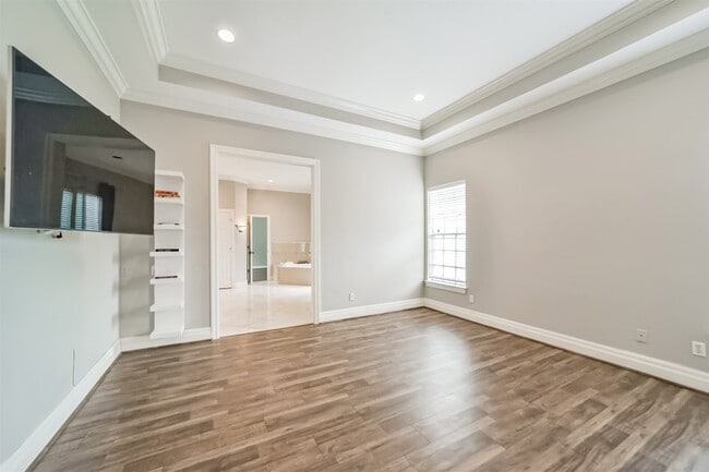 Building Photo - 9660 Fairdale Ln