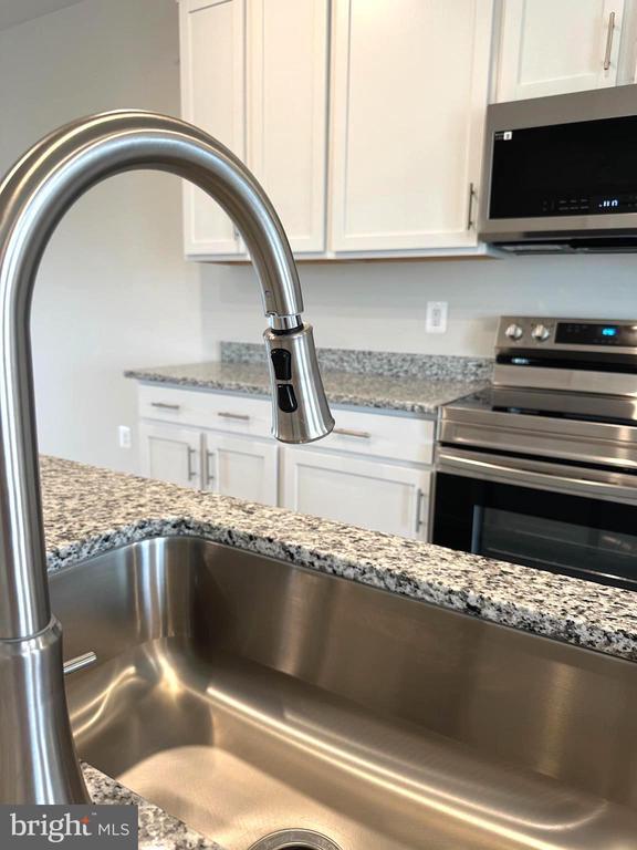 Building Photo - 369 Huntwell W Ave