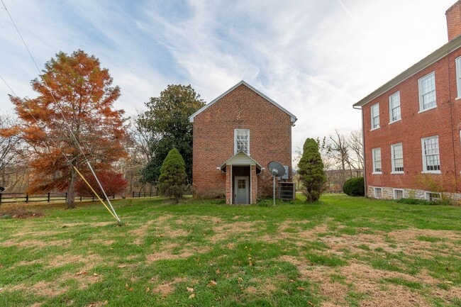 Building Photo - 562 Smithfield Ln