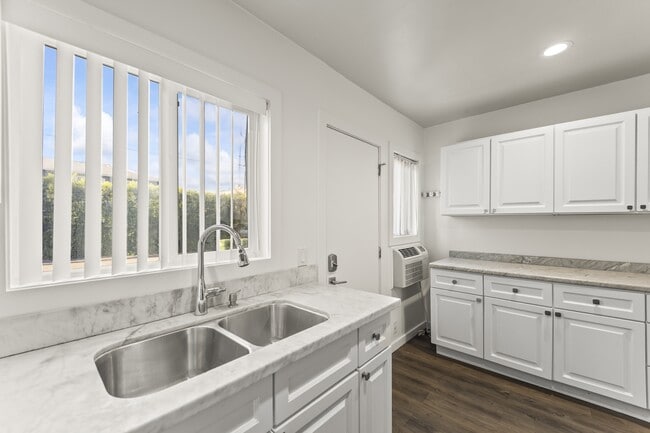 Building Photo - 4388 Ventura Canyon Ave