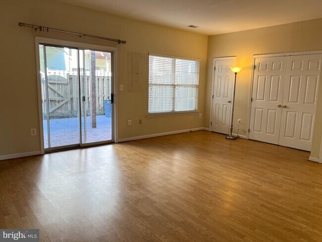 Building Photo - 8818 Royal Doulton Ln