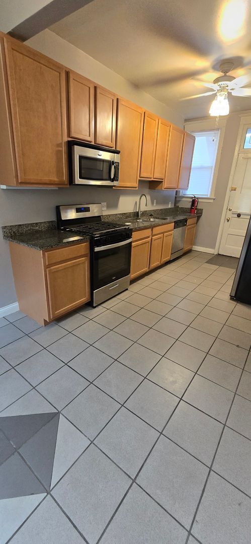 Building Photo - Spacious Two Bedroom Condo in the Barwick-Large Kitchen-Renovated Bathroom