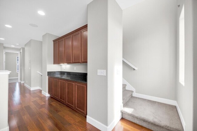 Building Photo - Townhouse - Beautiful 4bdrm, 3 bath - Rocklin