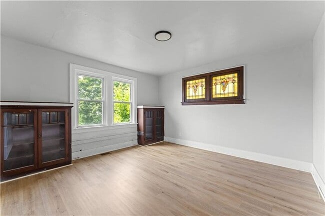 Building Photo - Spacious 4 Bedroom, 1 Bath Home in Crafton...