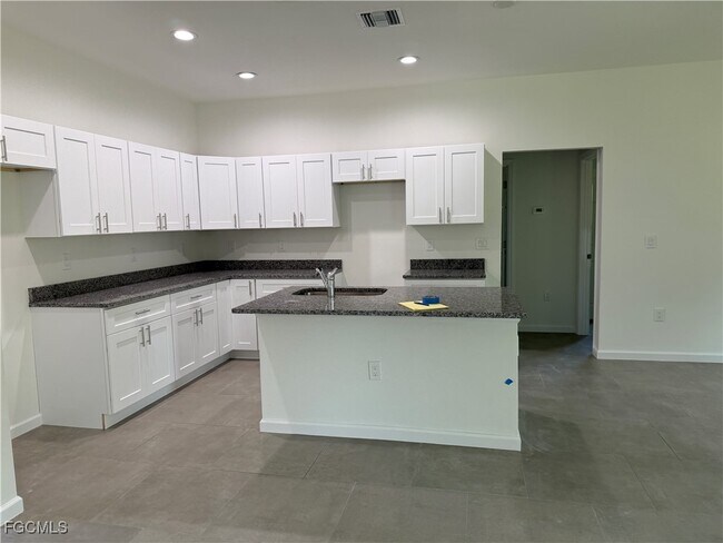 Building Photo - 443 Lampion Ave S