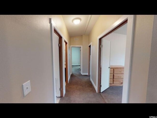 Building Photo - Beautiful Home Close to Everything
