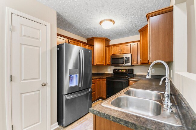 Building Photo - Pet Friendly Three Bedroom with Bonus!