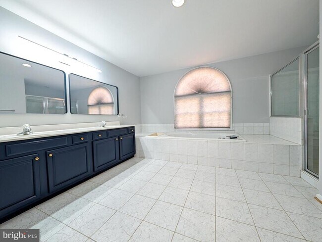 Building Photo - 6441 Lake Meadow Dr