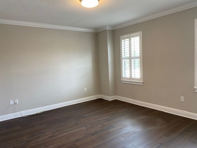Building Photo - 3215 W De Leon St
