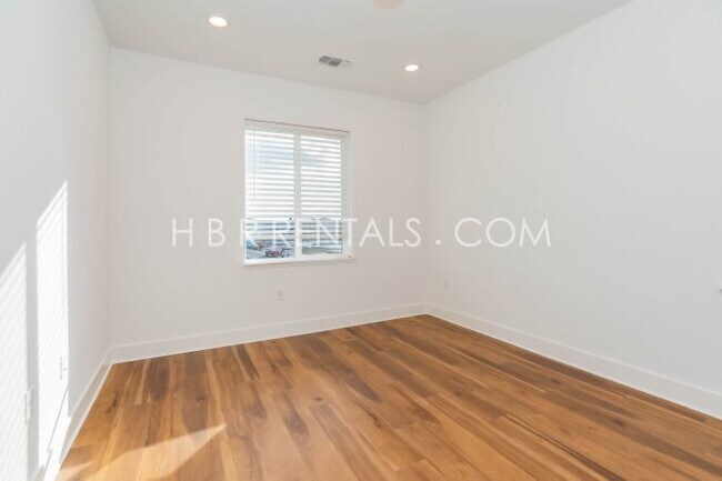 Building Photo - Spacious 4-Bedroom Haven with 4 Full Baths in Lathrop – 3,200 Sq. Ft. of Comfort and Style!