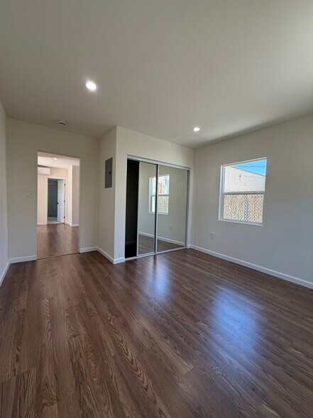 Building Photo - 762 1/2 N Ridgewood Pl