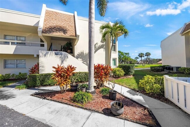 Building Photo - 7193 W Country Club Dr N