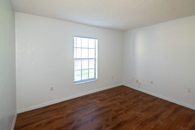 Building Photo - 3/2 in DeLand in quiet area, $1,800