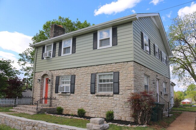 Building Photo - 210 W Poplar St