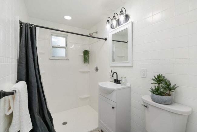 Building Photo - Stunning 3 bedroom home in Duquesne availa...