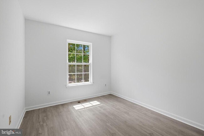 Building Photo - 46601 Carriage Ct