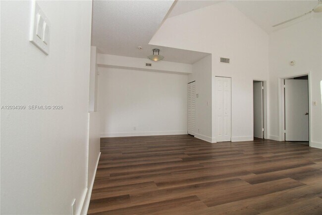 Building Photo - 1423 Avon Ln