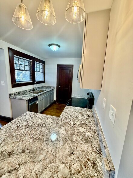 Kitchen - 984 Woodbourne Dr SW