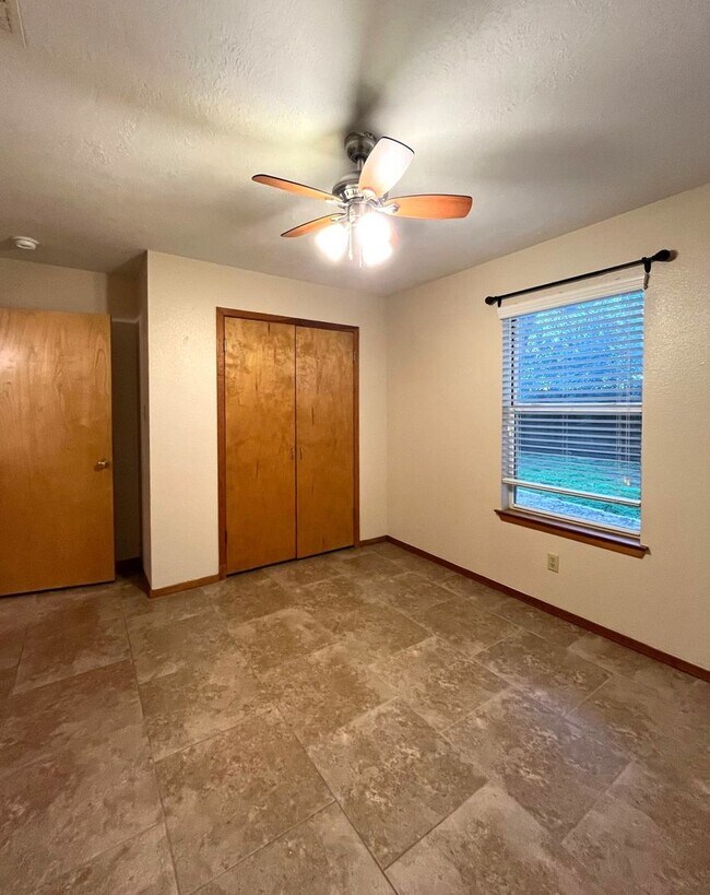 Building Photo - 917 Seminole Dr