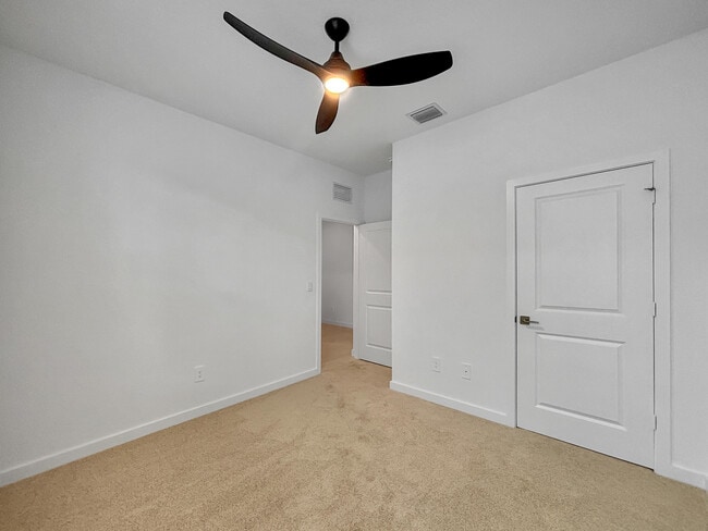 Building Photo - 5989 SE Sky Blue Cir