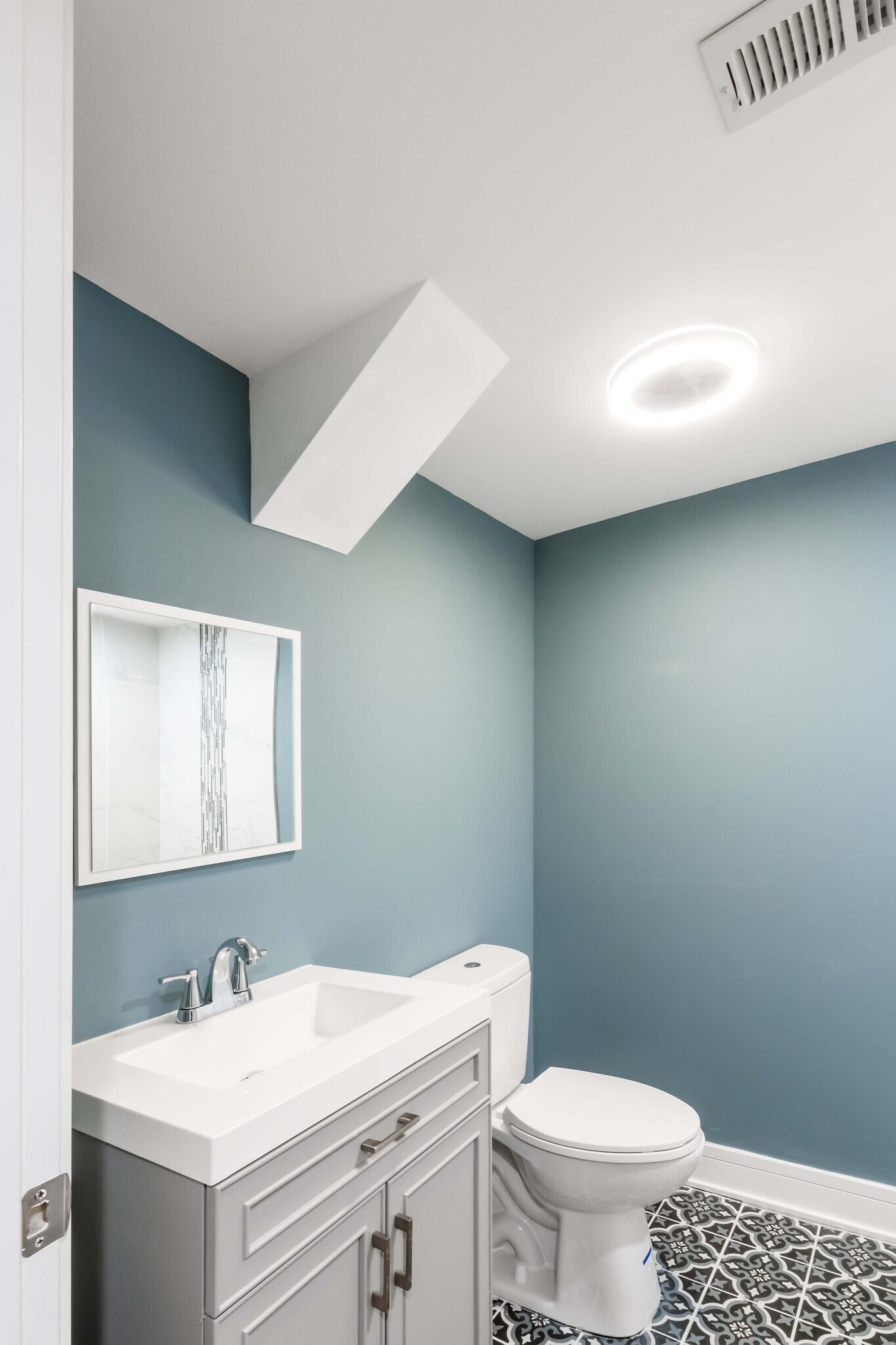 Bathroom - 634 N Hamlin Ave