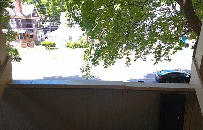 Building Photo - 7/1/26 Bright and Spacious Apartment Close...
