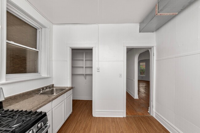 Building Photo - 1353 W Catalpa Ave