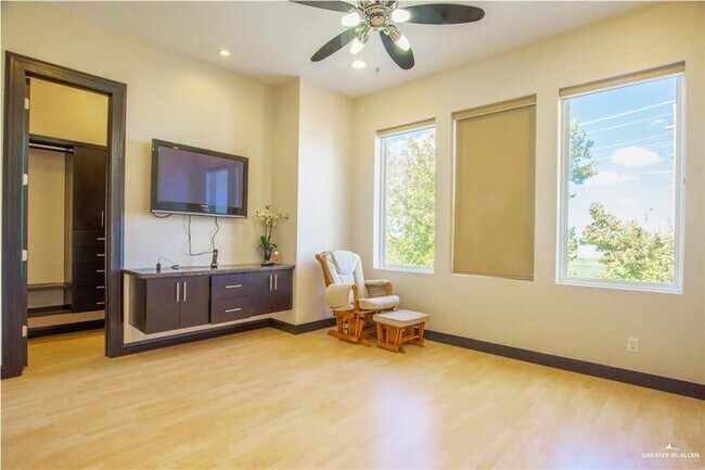 Building Photo - 20 S Mockingbird Ave