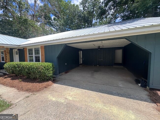 Building Photo - 304 Pinewood Dr
