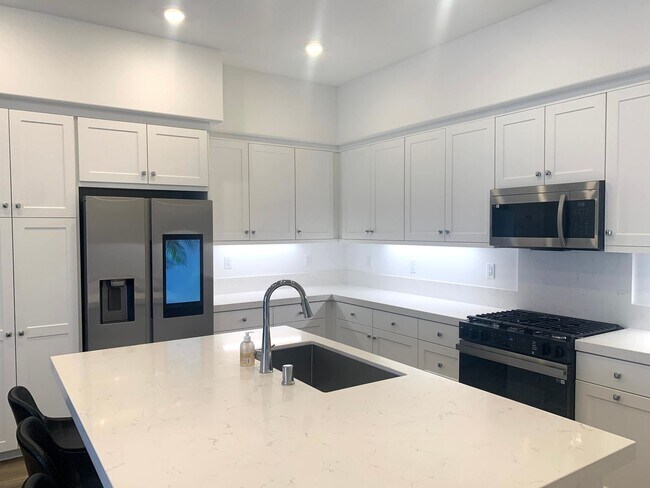 Building Photo - State of the Art-Trendy 1+1 Luxury Condo i...