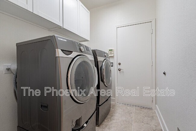 Building Photo - 4663 S Oleander Dr