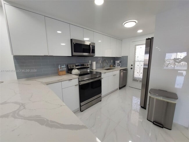 Building Photo - 400 Golden Isles Dr