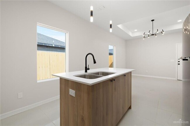 Building Photo - 21 Hilltop Ave