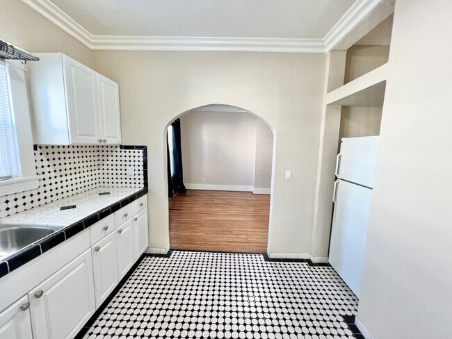 Building Photo - Charming Vintage 1-Bedroom Near Downtown L...