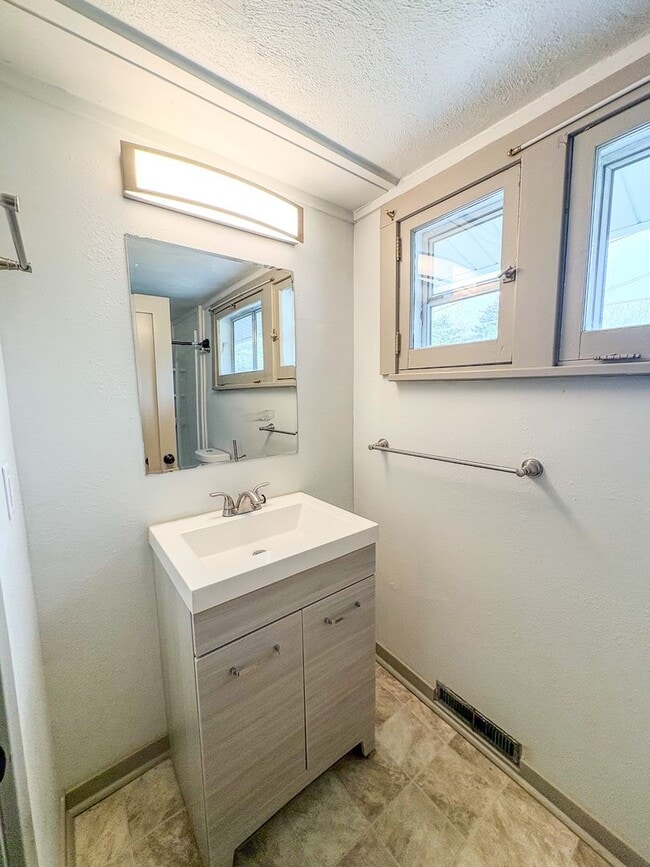 Building Photo - 3 bed 2 bath Home with Fenced Yard