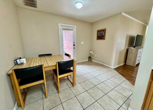 Building Photo - 602 N Bangor Ave