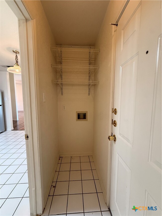 Building Photo - 406 Diana Ln