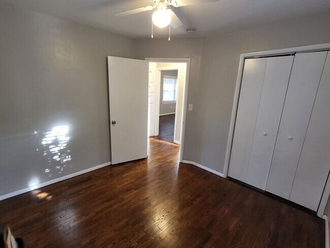 Building Photo - Beautiful 3 bedroom house with granite countertops and central heat and air