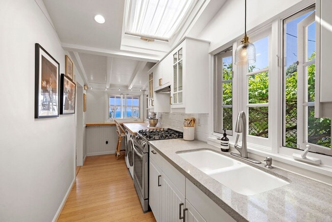 Building Photo - Woods Cove Furnished Cottage